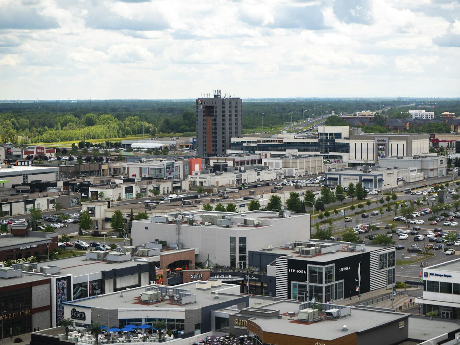 Vue aérienne du Quartier Dix30 et de l'hôtel Alt