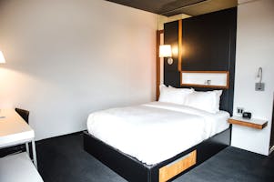 chambre avec un lit Hôtel Alt Quartier DIX30